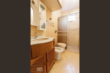 Banheiro de apartamento para alugar com 2 quartos, 60m² em Passo da Areia, Porto Alegre