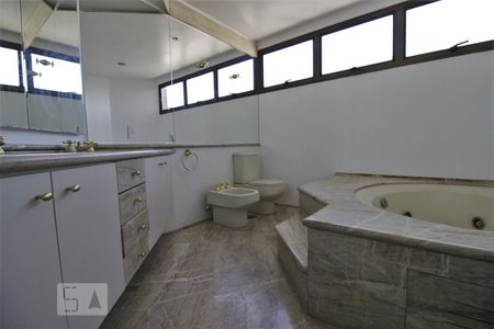 Apartamento à venda com 350m², 6 quartos e 5 vagasBanheiro da suíte 3