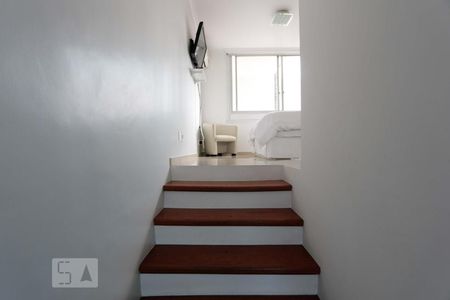 escada para suite de apartamento à venda com 1 quarto, 50m² em Vila Tramontano, São Paulo