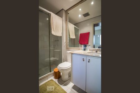 Banheiro social de apartamento à venda com 1 quarto, 39m² em Pinheiros, São Paulo