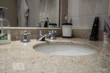 Banheiro social detalhe de apartamento à venda com 1 quarto, 39m² em Pinheiros, São Paulo