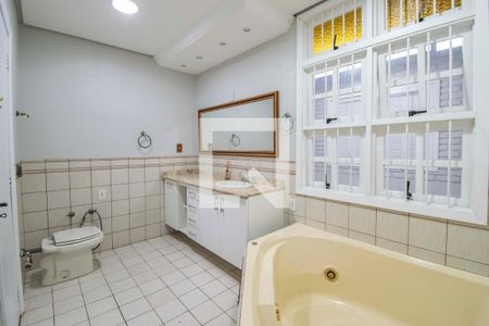 Casa à venda com 242m², 4 quartos e 2 vagasBanheiro da Suíte