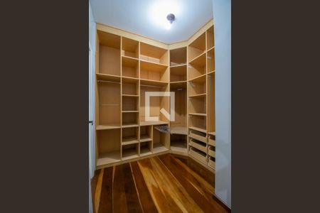 Casa à venda com 242m², 4 quartos e 2 vagasCloset da suíte