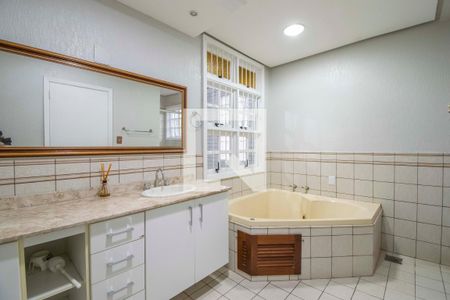 Casa à venda com 242m², 4 quartos e 2 vagasBanheiro da Suíte