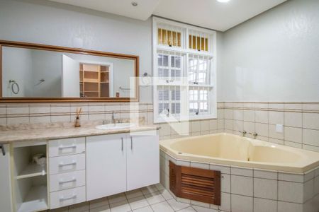 Casa à venda com 242m², 4 quartos e 2 vagasBanheiro da Suíte