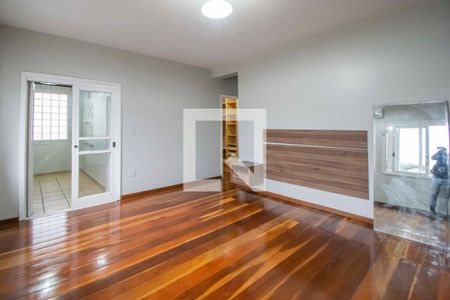 Casa à venda com 242m², 4 quartos e 2 vagasSuite