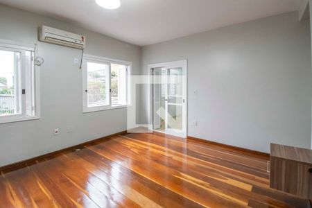 Casa à venda com 242m², 4 quartos e 2 vagasSuite