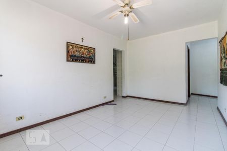 Casa à venda com 180m², 4 quartos e 2 vagas Casa à venda com 180m², 4 quartos e 2 vagasSala