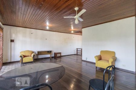 Casa à venda com 180m², 4 quartos e 2 vagas Casa à venda com 180m², 4 quartos e 2 vagasSala segundo piso
