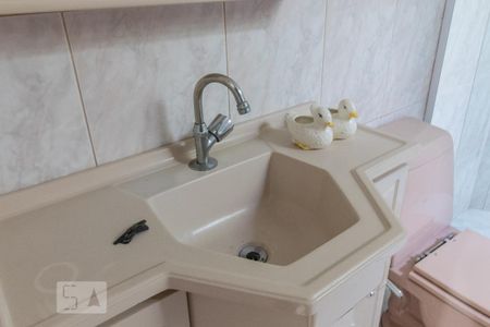 Casa à venda com 180m², 4 quartos e 2 vagas Casa à venda com 180m², 4 quartos e 2 vagasBanheiro