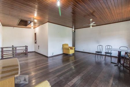 Casa à venda com 180m², 4 quartos e 2 vagas Casa à venda com 180m², 4 quartos e 2 vagasSala segundo piso