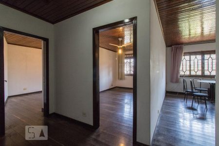 Casa à venda com 180m², 4 quartos e 2 vagas Casa à venda com 180m², 4 quartos e 2 vagasCorredor segundo piso