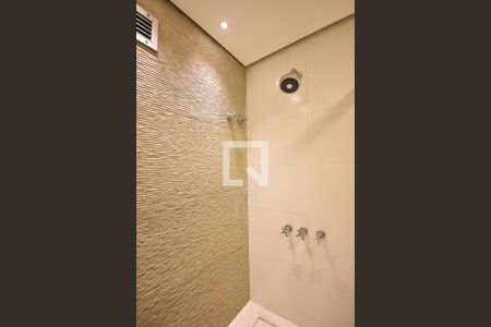 Apartamento à venda com 100m², 2 quartos e 2 vagasChuveiro do banheiro da suíte 