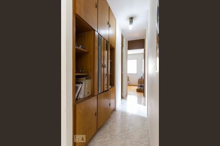 Armário no Corredor dos Quartos  de apartamento para alugar com 3 quartos, 75m² em Vila Gomes Cardim, São Paulo