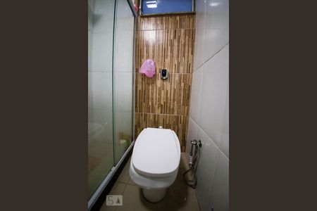 Banheiro social de apartamento à venda com 2 quartos, 70m² em São Domingos, Niterói