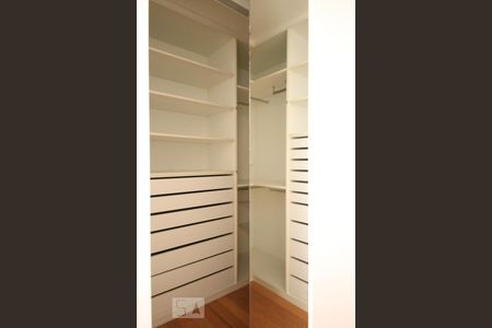 Apartamento à venda com 215m², 3 quartos e 4 vagas Apartamento à venda com 215m², 3 quartos e 4 vagasCloset Suite 3