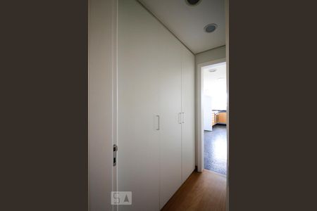 Apartamento à venda com 215m², 3 quartos e 4 vagas Apartamento à venda com 215m², 3 quartos e 4 vagasArmários Corredor