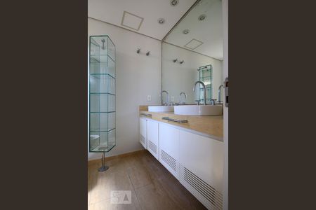 Apartamento à venda com 215m², 3 quartos e 4 vagas Apartamento à venda com 215m², 3 quartos e 4 vagasBanheiro Suite 3