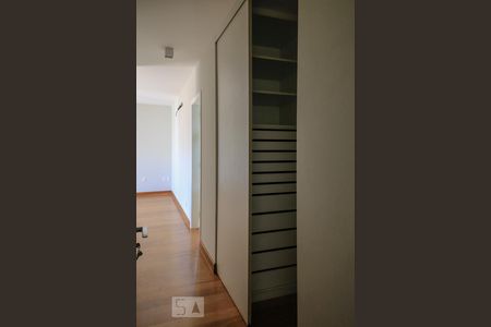 Apartamento à venda com 215m², 3 quartos e 4 vagas Apartamento à venda com 215m², 3 quartos e 4 vagasCloset Suite 3