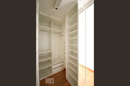 Apartamento à venda com 215m², 3 quartos e 4 vagas Apartamento à venda com 215m², 3 quartos e 4 vagasCloset Suite 3