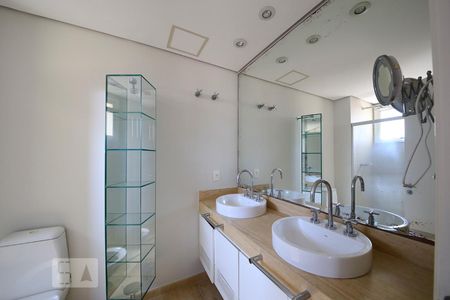 Apartamento à venda com 215m², 3 quartos e 4 vagas Apartamento à venda com 215m², 3 quartos e 4 vagasBanheiro Suite 3