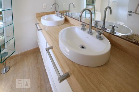 Apartamento à venda com 215m², 3 quartos e 4 vagas Apartamento à venda com 215m², 3 quartos e 4 vagasBanheiro Suite 3