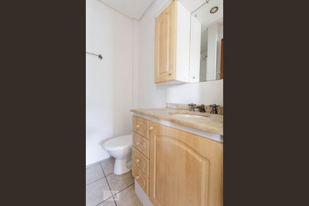 Banheiro de apartamento à venda com 1 quarto, 49m² em Partenon, Porto Alegre