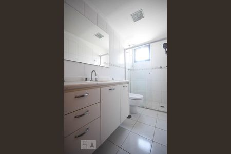 Banheiro de apartamento para alugar com 4 quartos, 110m² em Vila Suzana, São Paulo