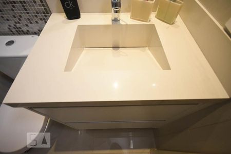 Apartamento para alugar com 79m², 2 quartos e 2 vagasDetalhe do banheiro suíte 2