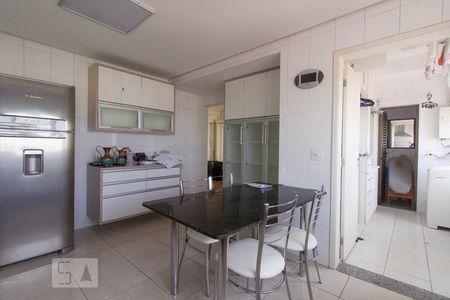 Apartamento para alugar com 300m², 3 quartos e 4 vagas Apartamento para alugar com 300m², 3 quartos e 4 vagasCozinha