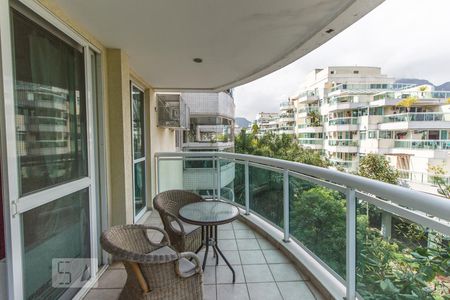 Apartamento para alugar com 115m², 2 quartos e 1 vagaSacada