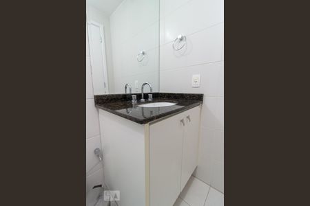 Banheiro de kitnet/studio para alugar com 1 quarto, 50m² em Cidade Monções, São Paulo
