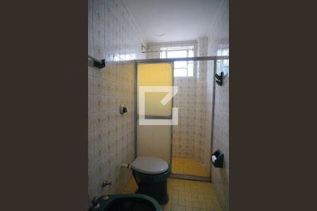 Banheiro de apartamento à venda com 1 quarto, 53m² em Passo da Areia, Porto Alegre