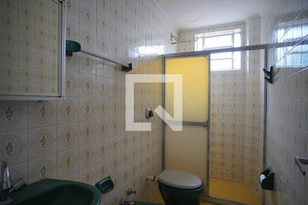 Banheiro de apartamento à venda com 1 quarto, 53m² em Passo da Areia, Porto Alegre
