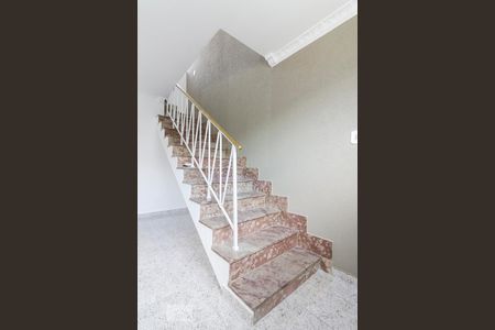 Casa para alugar com 60m², 2 quartos e sem vaga Casa para alugar com 60m², 2 quartos e sem vagaEscada de Acesso aos Quartos e Banheiro