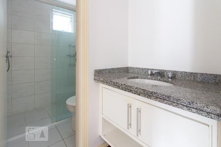 Banheiro de apartamento para alugar com 1 quarto, 48m² em Centro, Curitiba