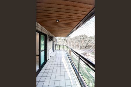 Apartamento à venda com 180m², 4 quartos e 3 vagasVaranda