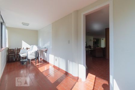 Casa de condomínio à venda com 621m², 4 quartos e 3 vagas Casa de condomínio à venda com 621m², 4 quartos e 3 vagasSala