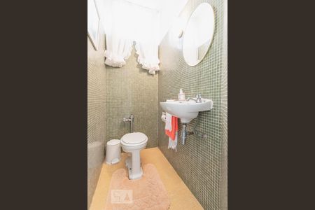 Casa de condomínio à venda com 621m², 4 quartos e 3 vagas Casa de condomínio à venda com 621m², 4 quartos e 3 vagasLavabo