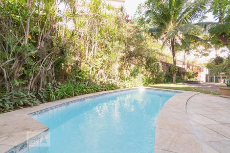 Casa de condomínio à venda com 621m², 4 quartos e 3 vagas Casa de condomínio à venda com 621m², 4 quartos e 3 vagasPiscina