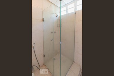 Casa de condomínio à venda com 621m², 4 quartos e 3 vagas Casa de condomínio à venda com 621m², 4 quartos e 3 vagasBanheiro