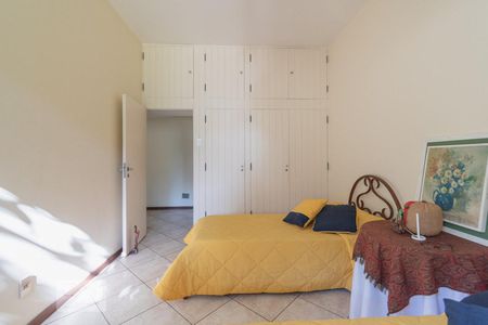 Casa de condomínio à venda com 621m², 4 quartos e 3 vagas Casa de condomínio à venda com 621m², 4 quartos e 3 vagasQuarto 3