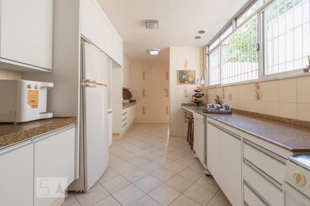 Casa de condomínio à venda com 621m², 4 quartos e 3 vagas Casa de condomínio à venda com 621m², 4 quartos e 3 vagasCozinha