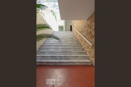 Casa de condomínio à venda com 621m², 4 quartos e 3 vagas Casa de condomínio à venda com 621m², 4 quartos e 3 vagasEscadas