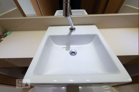 Banheiro Compartilhado Social/Suíte 1 de apartamento para alugar com 3 quartos, 100m² em Setor Bueno, Goiânia