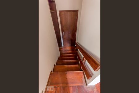 Casa à venda com 463m², 6 quartos e 6 vagas Casa à venda com 463m², 6 quartos e 6 vagasEscada para a garagem