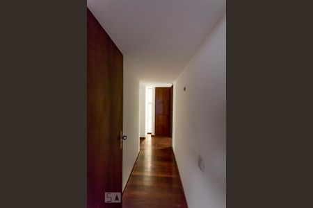 Casa à venda com 463m², 6 quartos e 6 vagas Casa à venda com 463m², 6 quartos e 6 vagasCorredor com armário