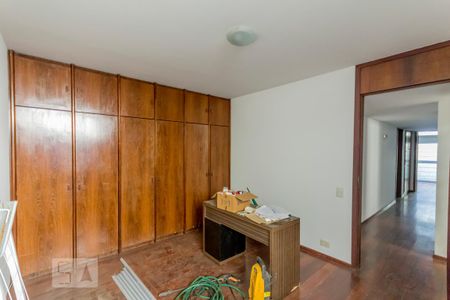 Casa à venda com 463m², 6 quartos e 6 vagas Casa à venda com 463m², 6 quartos e 6 vagasQuarto 1