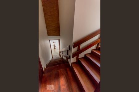 Casa à venda com 463m², 6 quartos e 6 vagas Casa à venda com 463m², 6 quartos e 6 vagasEscada para os quartos