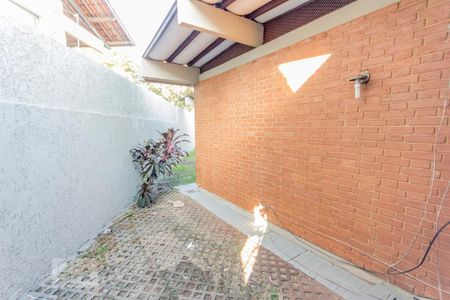 Casa à venda com 463m², 6 quartos e 6 vagas Casa à venda com 463m², 6 quartos e 6 vagasLateral da casa